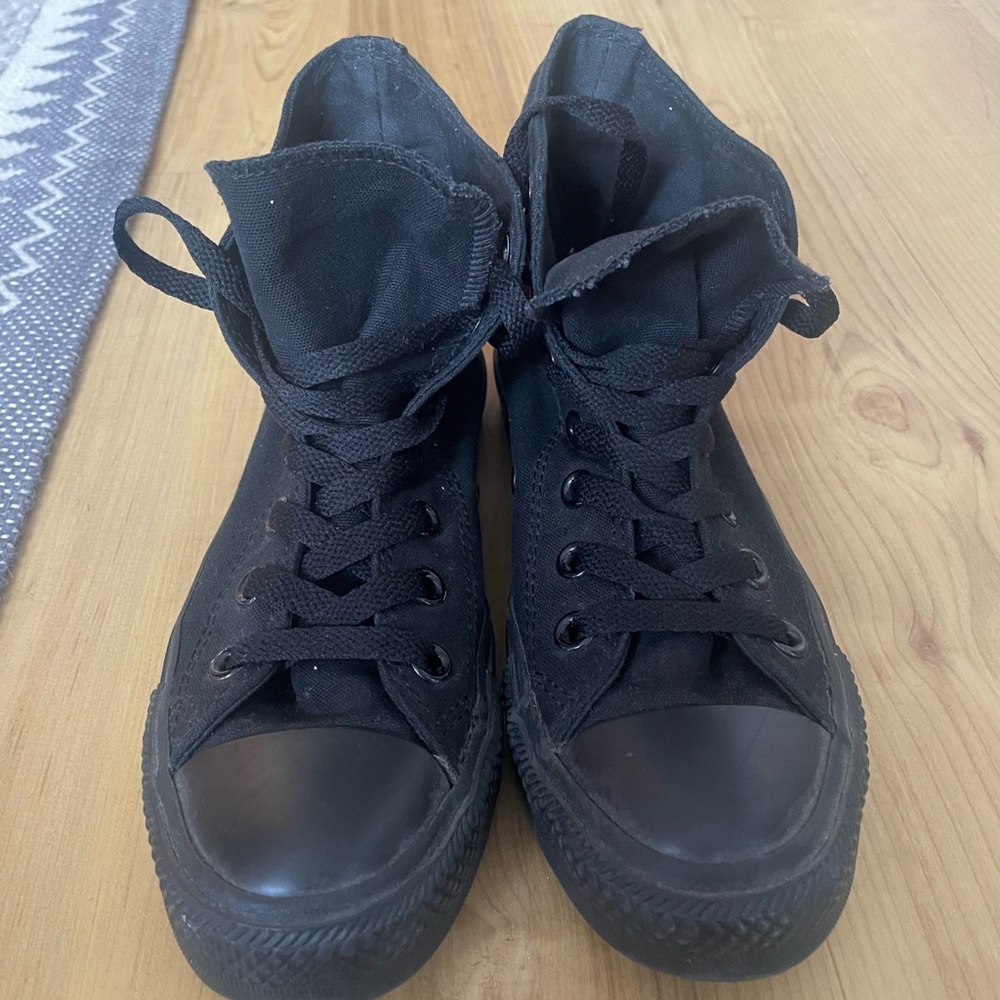 Converse Chuck Taylor All Star Classic - all black; unisex (women’s size 6)